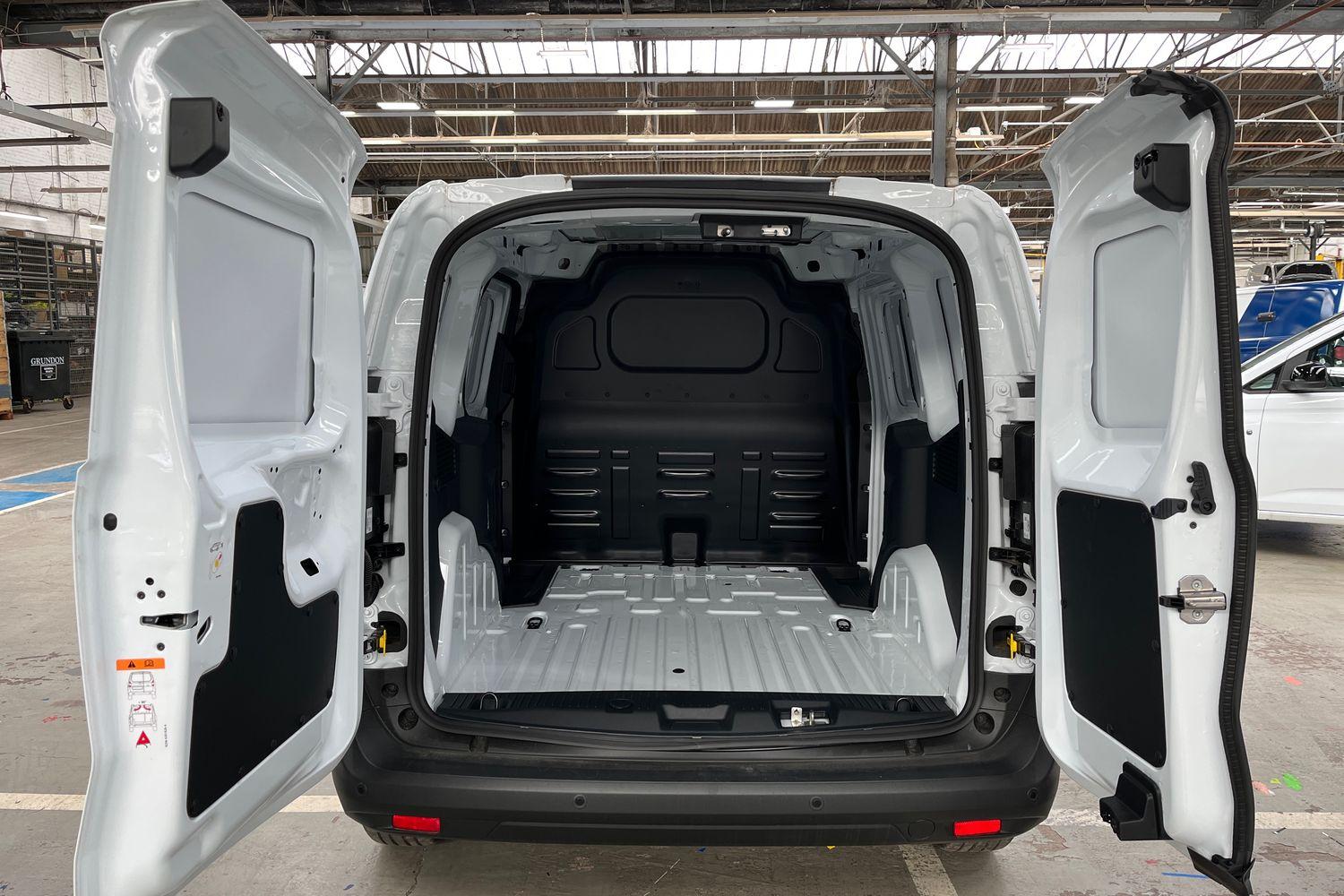 Ford TRANSIT COURIER Photo 6