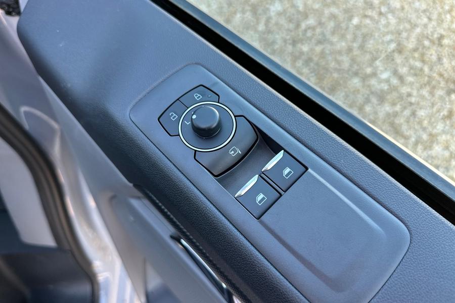 Ford E-TRANSIT CUSTOM Photo 83159ff0-9d03-4871-a401-34071cef89ee.jpg