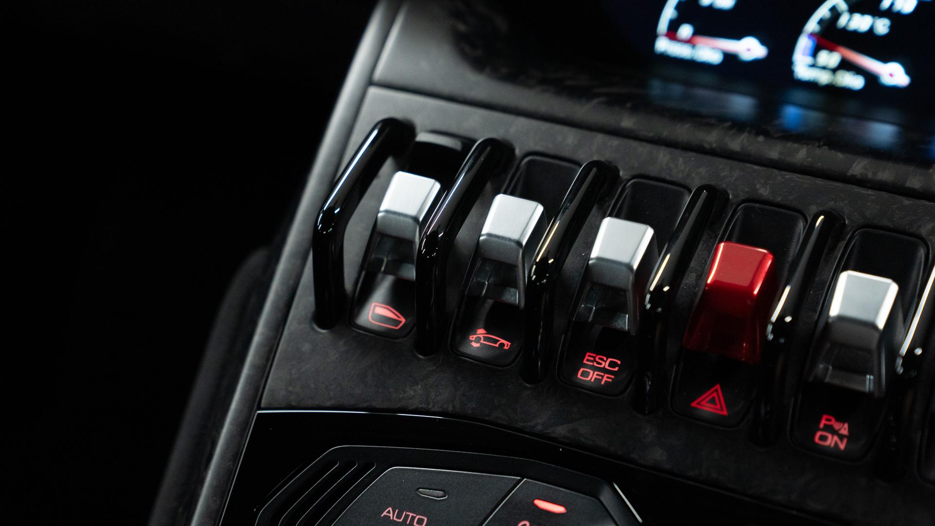 LAMBORGHINI Huracan Photo 832cfceb-7647-44a0-ab99-5cbfa775f9b6.jpg