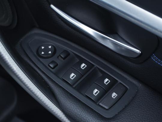 BMW 3 Series Photo 839772db-4a03-4184-bc07-1f11f28db363.jpg