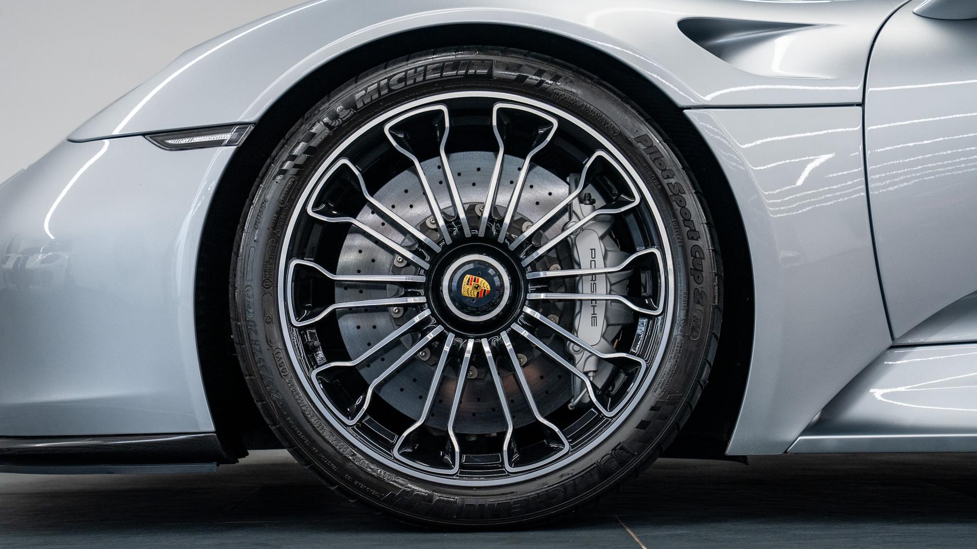 Porsche 918 Photo 83d7d4d1-3188-49b0-998e-0abc6ad811e7.jpg