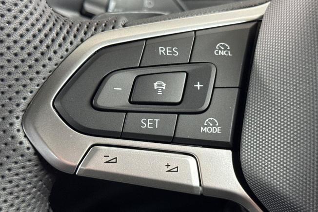 VOLKSWAGEN Tiguan Photo 16