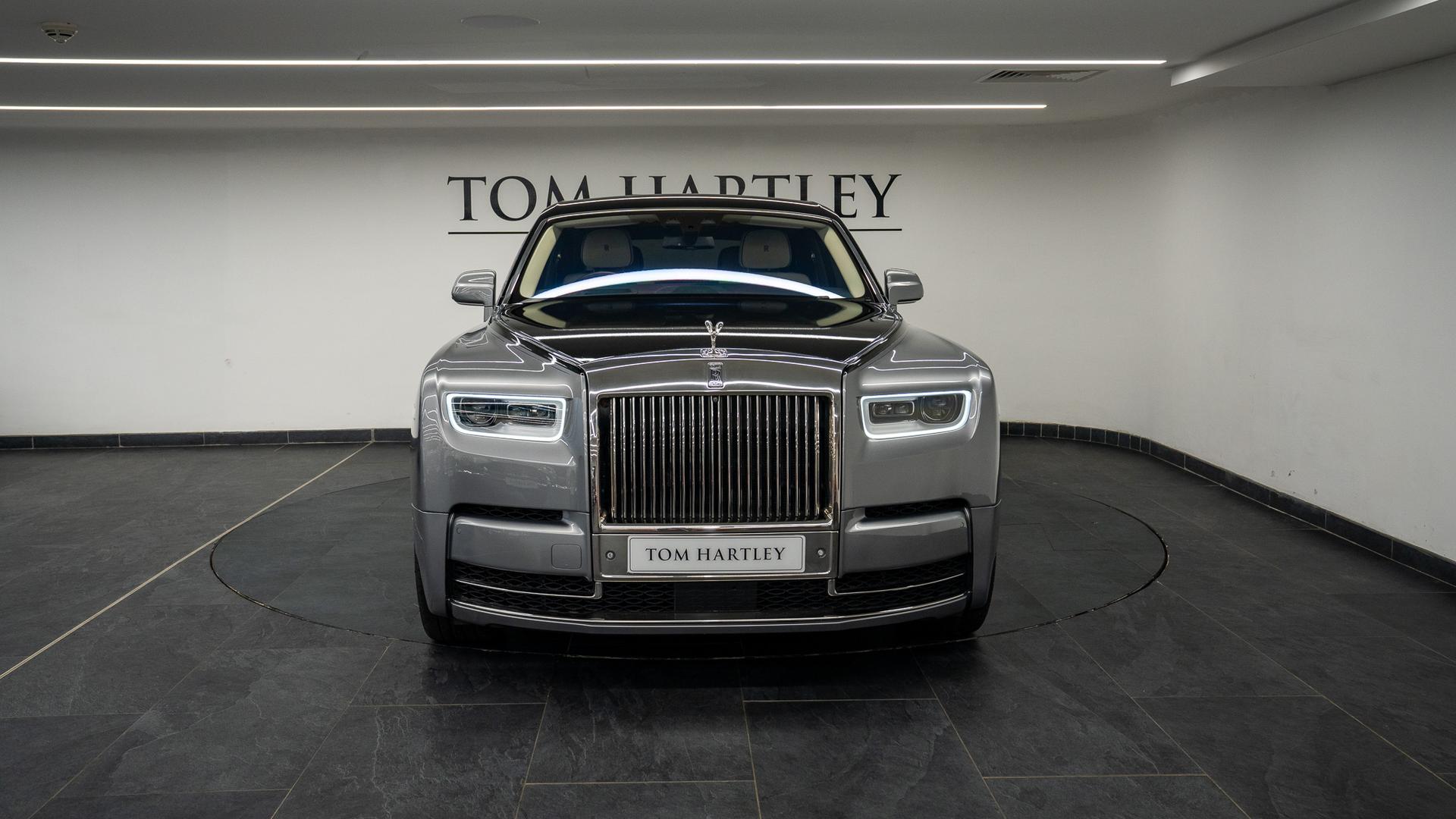 Rolls-Royce Phantom Photo 83f10b3e-61d3-488e-882d-84d3bb2f4e53.jpg