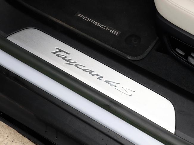 Porsche TAYCAN Photo 8