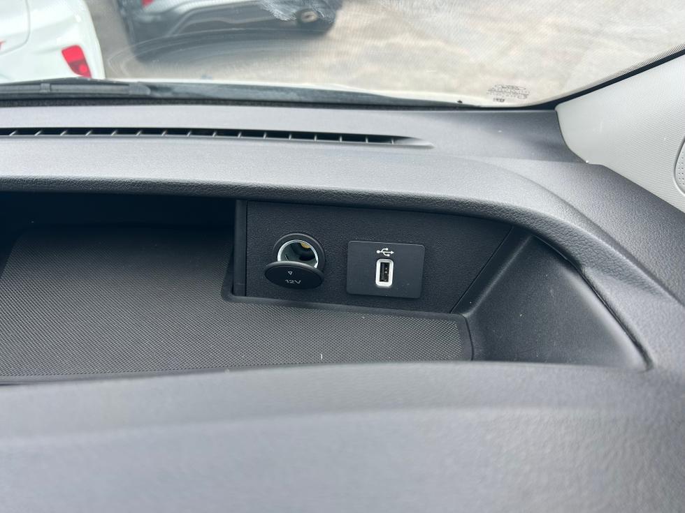 Ford Transit Custom Photo 840890e4-d1fb-4dbd-8ab1-d36ee09867ba.jpeg