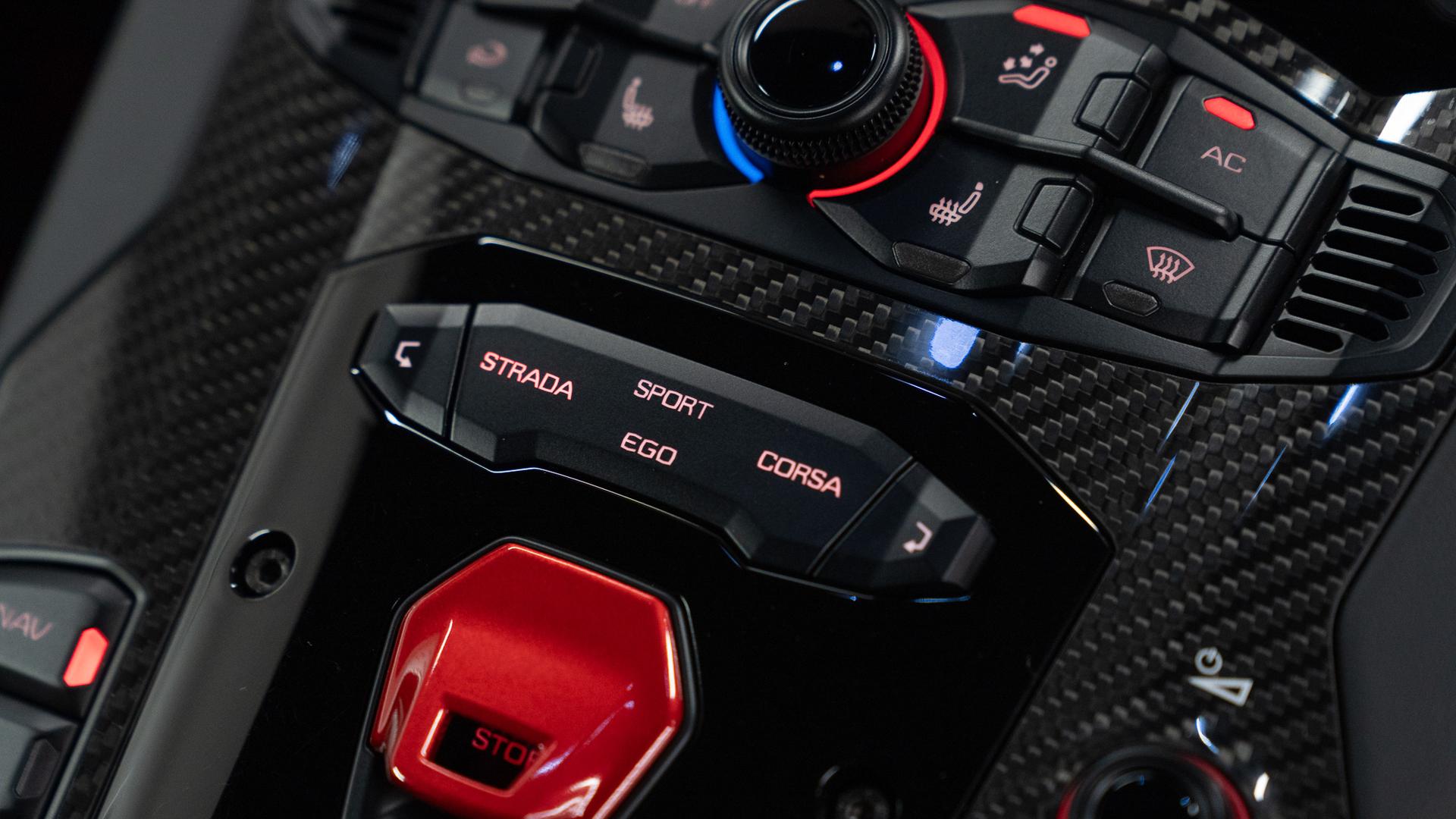 LAMBORGHINI Aventador Photo 840b4aff-8960-4212-8403-8a5a4f6706c7.jpg