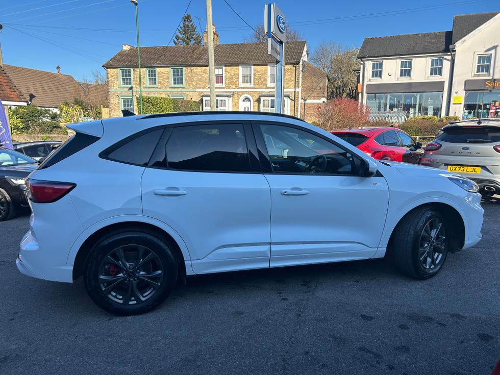 Ford Kuga Photo 8484083a-afe6-4b50-8cad-e3918f3968a3.jpeg
