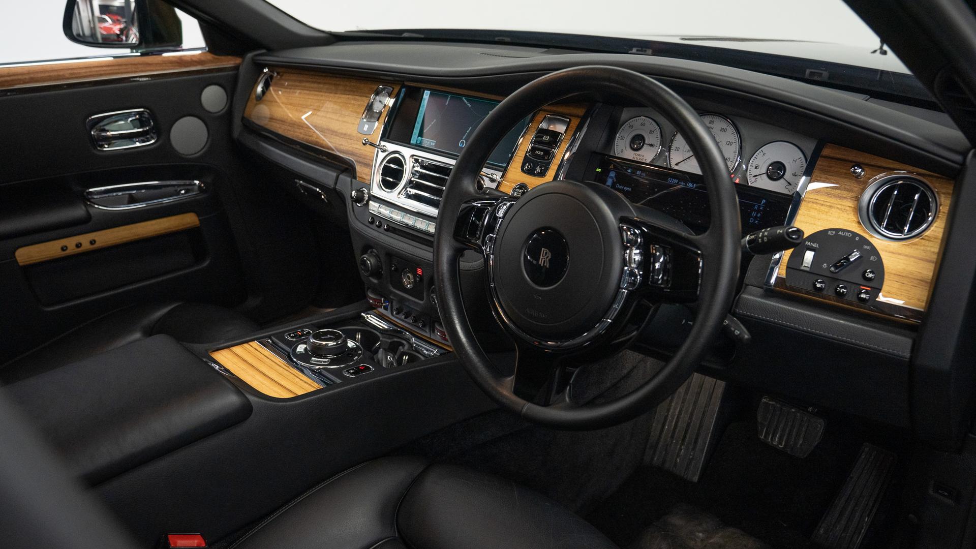 Rolls-Royce Ghost Photo 84a6afe1-fc5e-43c6-9d15-dbe3d0a18dd9.jpg