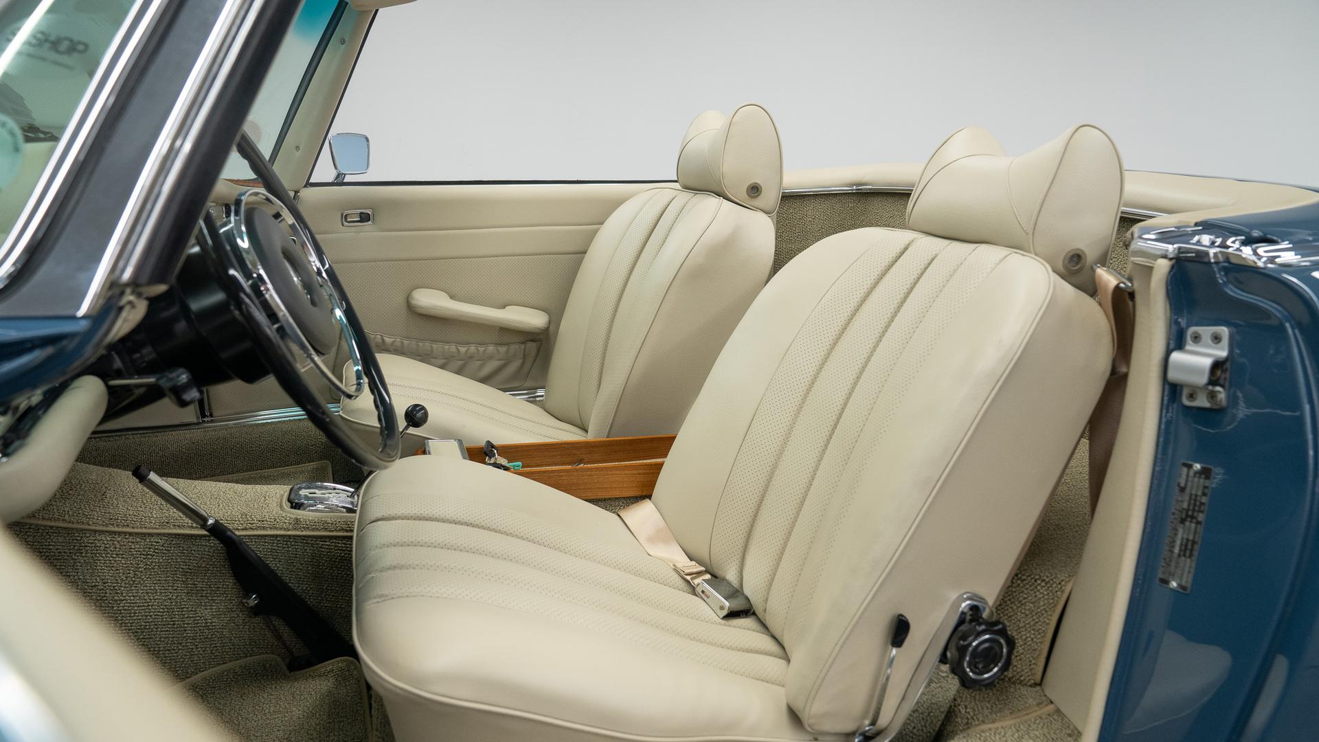 Mercedes-Benz 280 SL Photo 84bf2d6a-dfb7-41e3-8633-9b15dca34de0.jpg