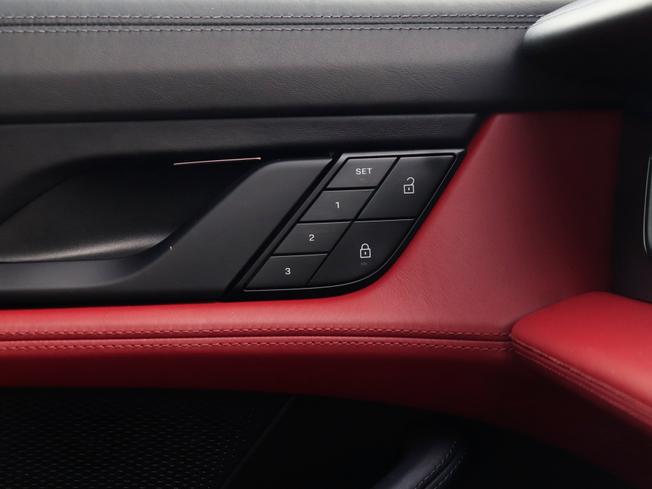 PORSCHE Taycan Photo 25