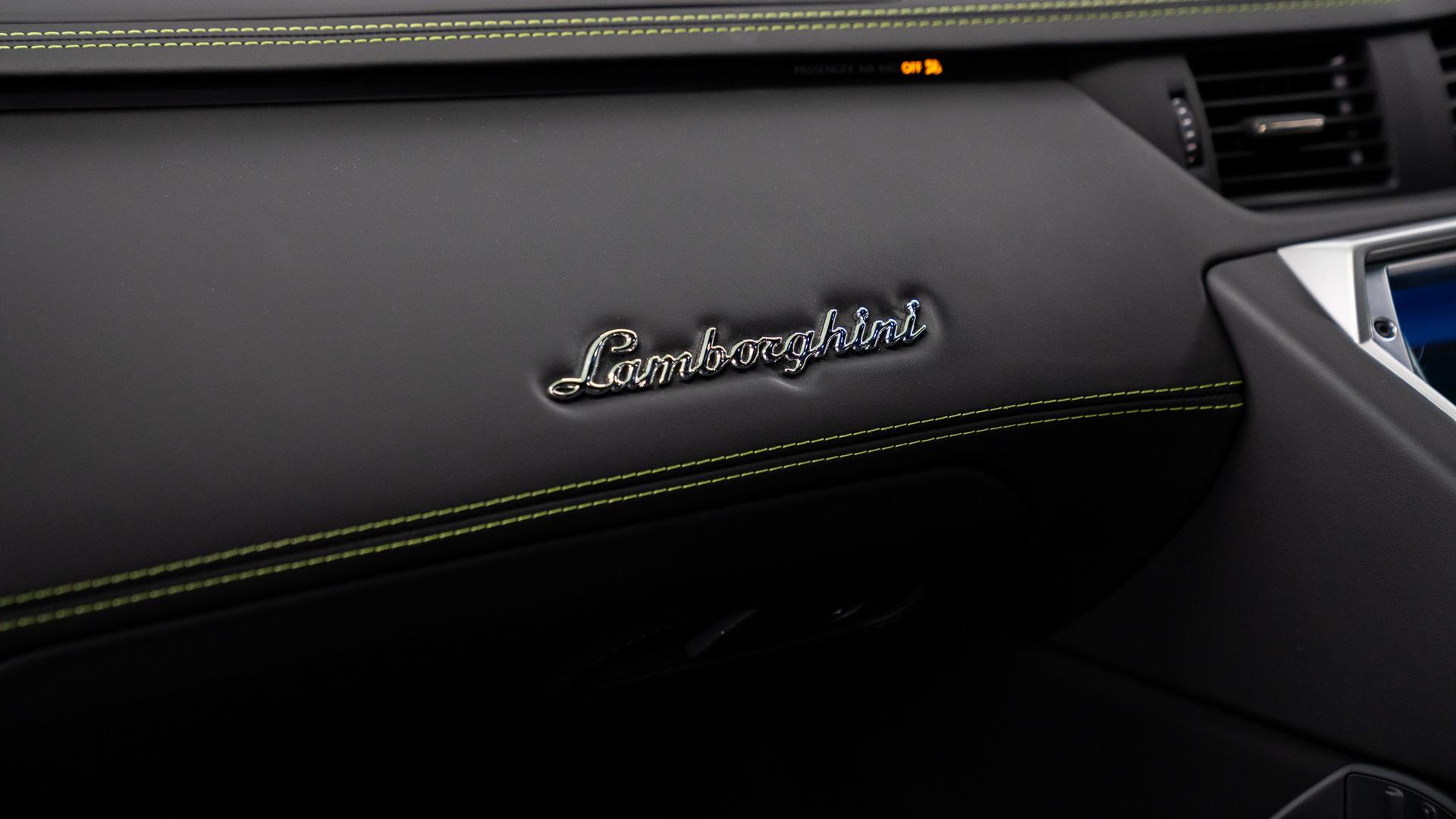 Lamborghini Aventador Photo 8524f20f-f782-4d26-aa04-5e64be1ff15d.jpg