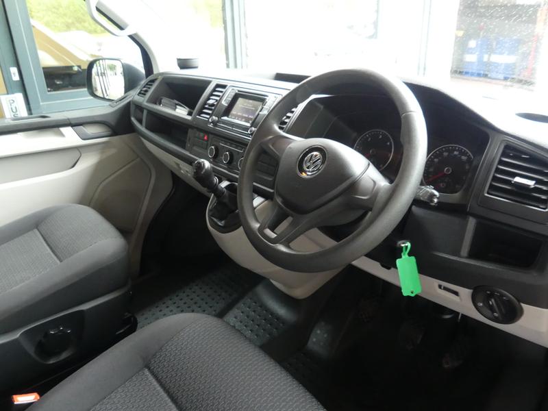 Volkswagen Transporter Shuttle Photo 853c5076-6399-4643-b7a1-a5c9bc3ca776.jpg