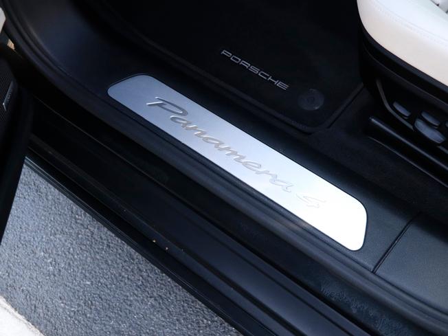 PORSCHE Panamera Photo 8
