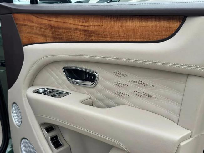 BENTLEY Bentayga Photo 26