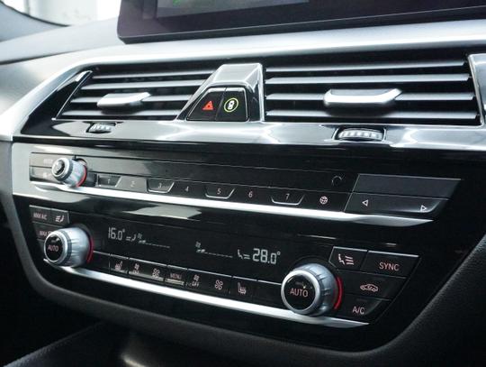 BMW 5 Series Photo 865a6af8-c5ce-4592-8a1c-8f759076099a.jpg