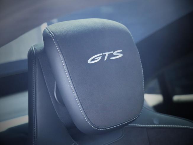 PORSCHE Taycan Photo 25