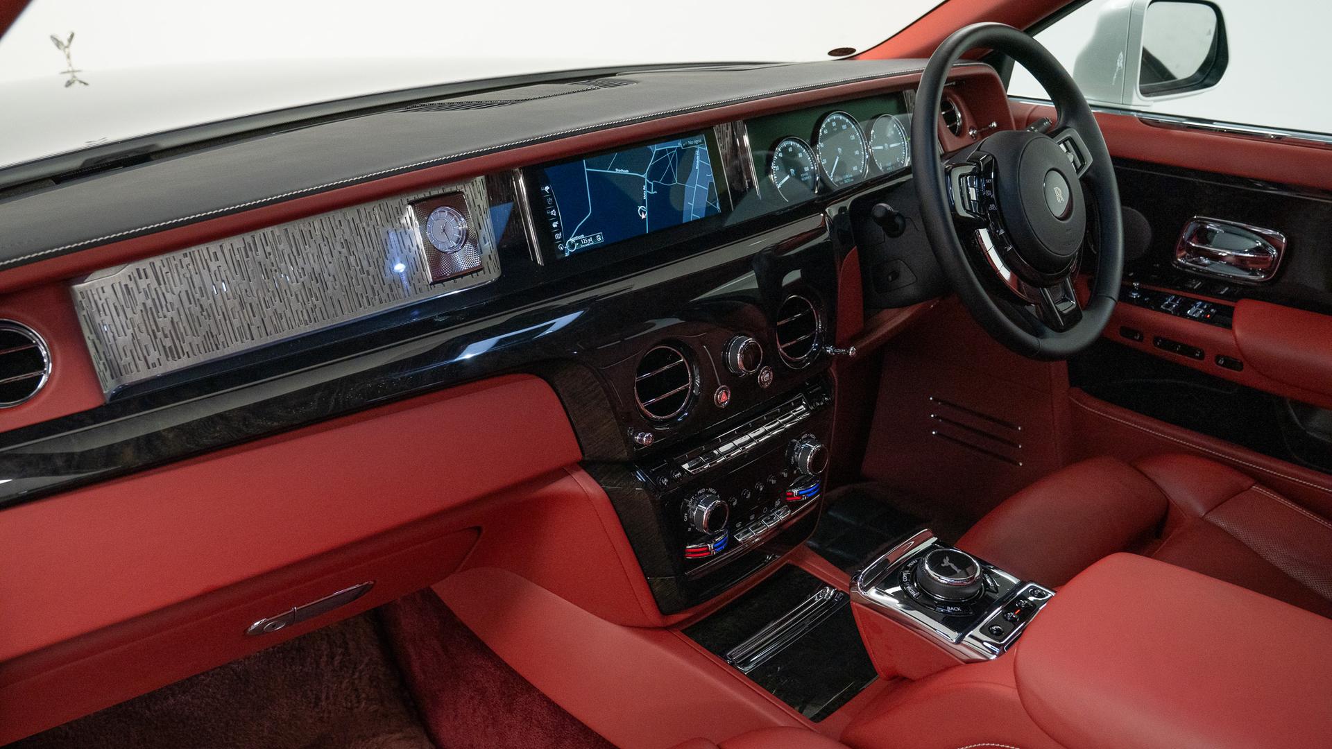 Rolls-Royce Phantom Photo 8699d4d1-f5aa-450c-9699-5eb873095cd9.jpg