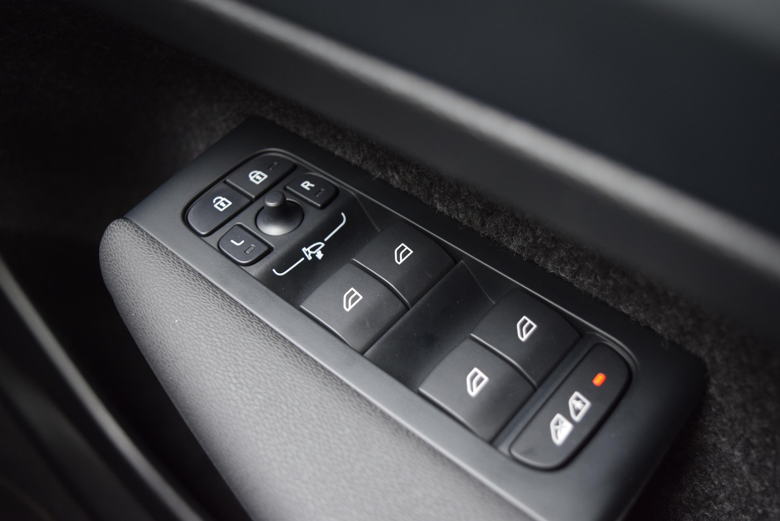 2026 VOLVO XC40 2.0 B4P Plus Dark 5dr Auto - vehicle photo 27 for sale on PureCar