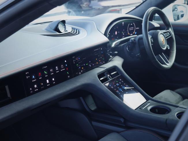 PORSCHE Taycan Photo 25