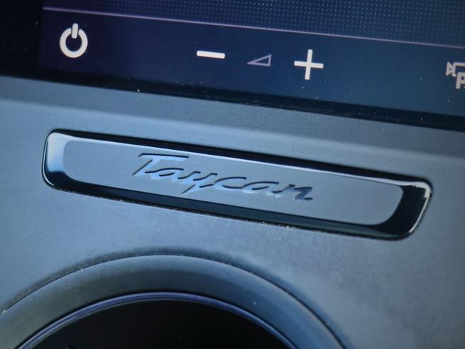 PORSCHE Taycan Photo 35