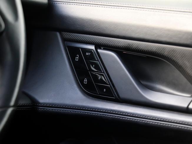 PORSCHE Taycan Photo 23