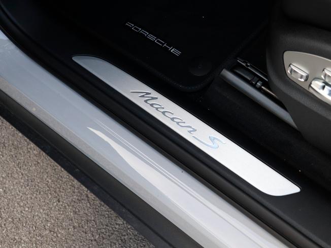 PORSCHE Macan Photo 9