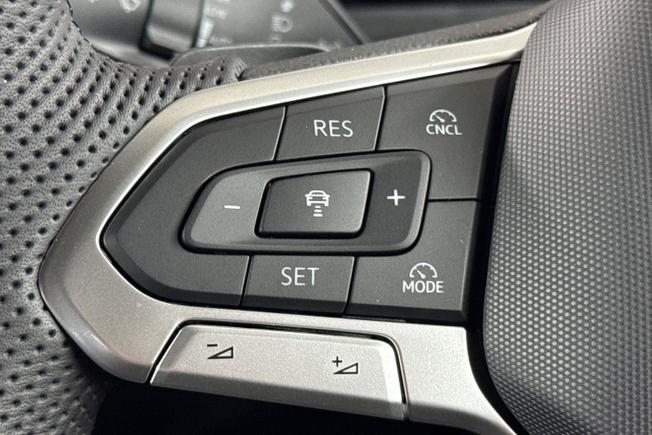 VOLKSWAGEN Tiguan Photo 16