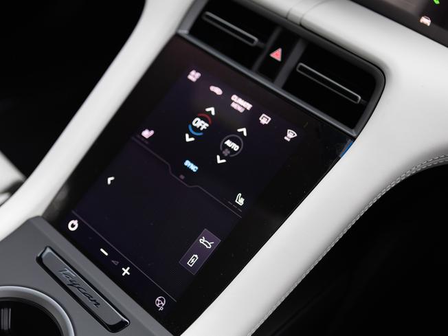 PORSCHE Taycan Photo 17
