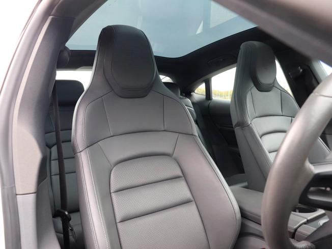 PORSCHE Taycan Photo 15