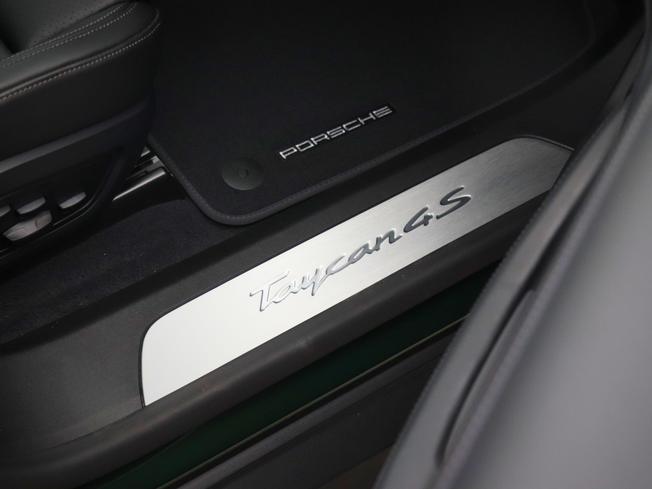 PORSCHE Taycan Photo 18