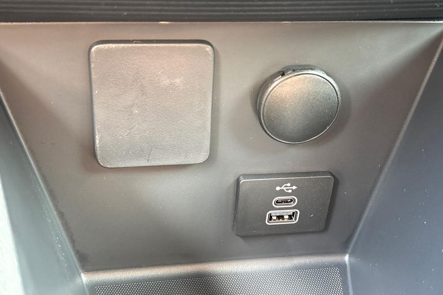 Ford E-TRANSIT COURIER Photo 8a000854-dc48-4cd6-b63e-f3e61df41eb2.jpg