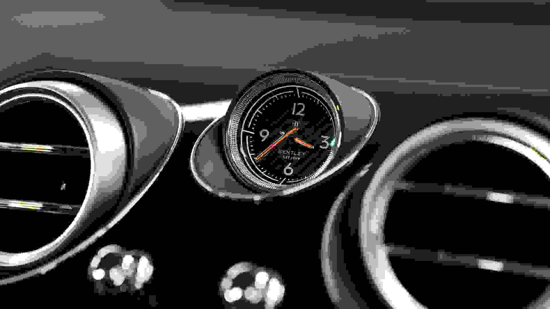 Bentley Bentayga V8 Photo 8a2768ae-6b97-442a-8a9c-2e5a6e883df3.jpg