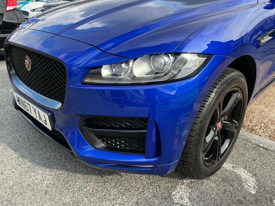 Jaguar F-PACE Photo 18