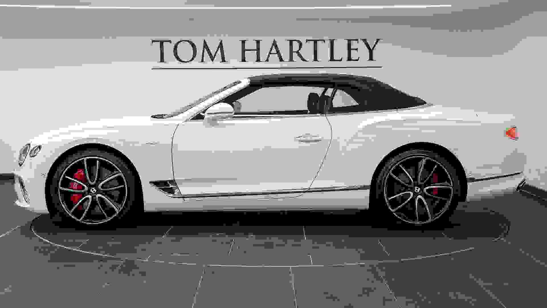 Bentley Continental GTC Photo 8a8c3fa0-40de-4495-b400-2e3d824f53fc.jpg