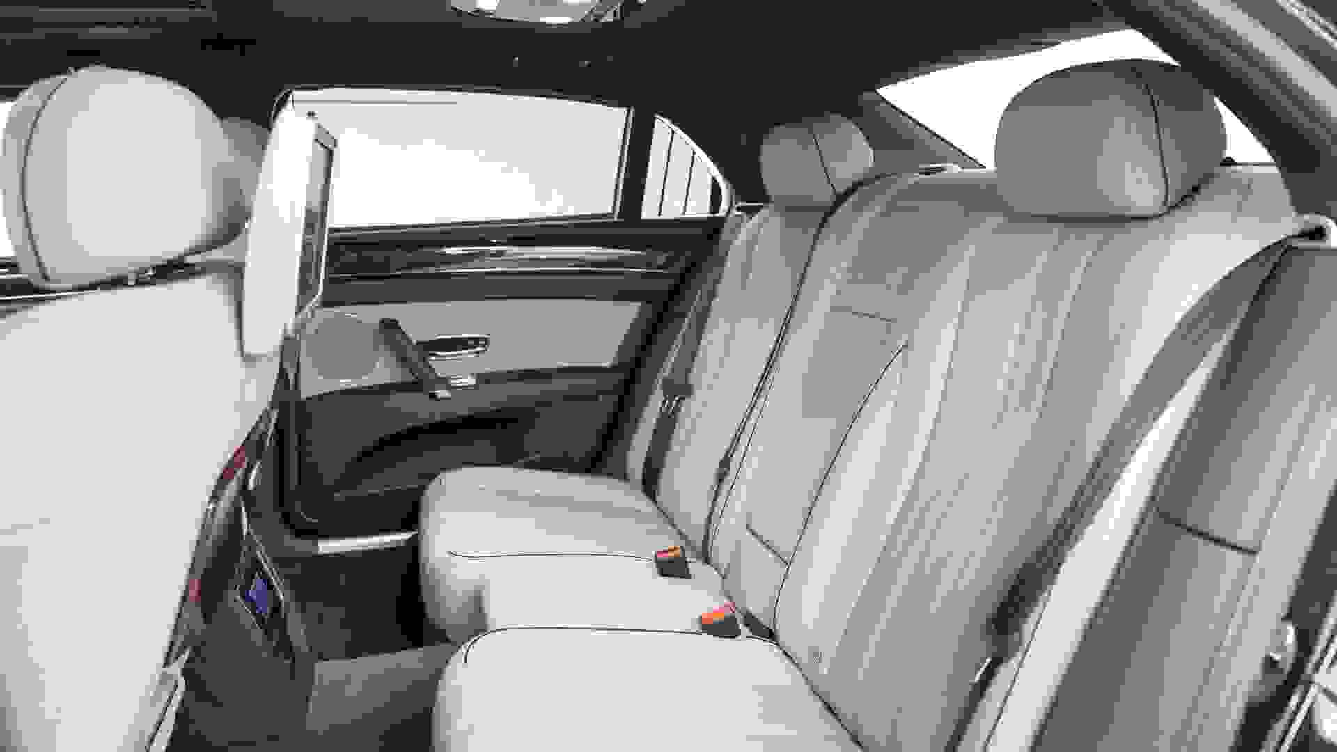 Bentley Flying Spur Photo 8aa9a29e-026e-45f6-9067-107f73a1b50b.jpg
