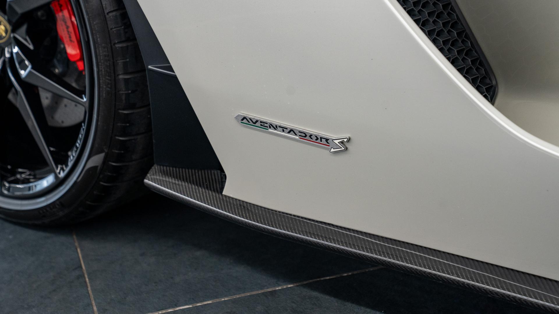 LAMBORGHINI Aventador Photo 8acd5f0e-5f73-4a8e-9867-0ab745f30145.jpg