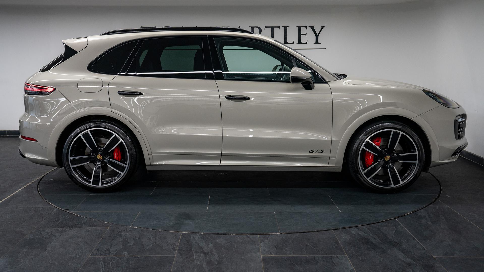 Porsche Cayenne Photo 8adbbfae-ee3f-4a89-ac30-846a53f55787.jpg