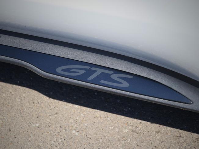 PORSCHE Taycan Photo 8