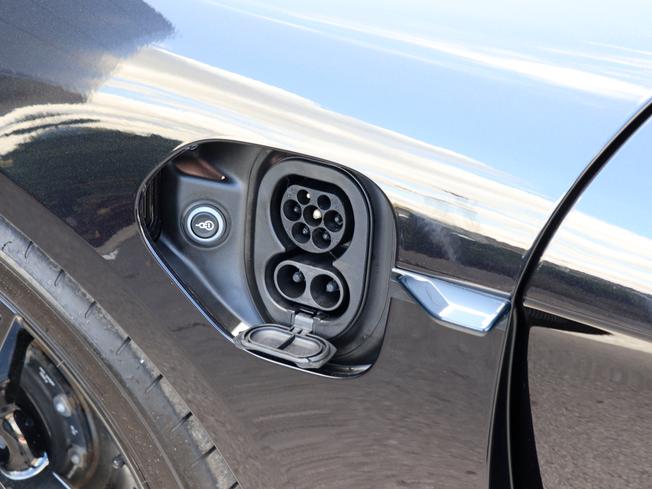 PORSCHE Taycan Photo 35