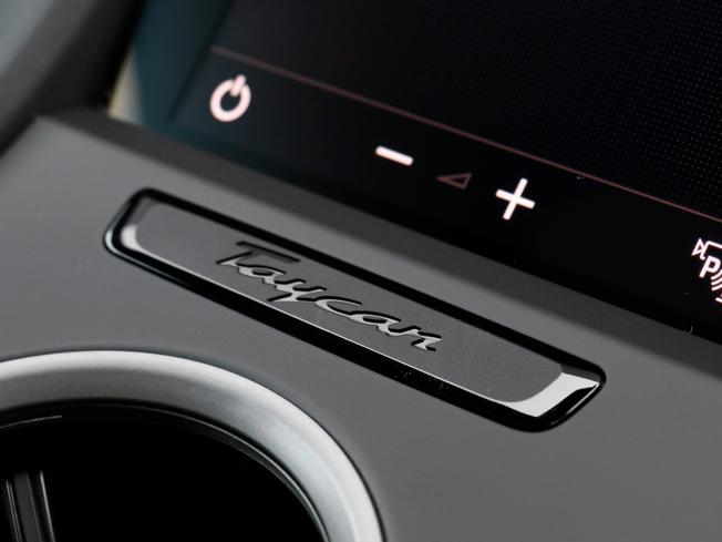 Porsche Taycan Photo 23