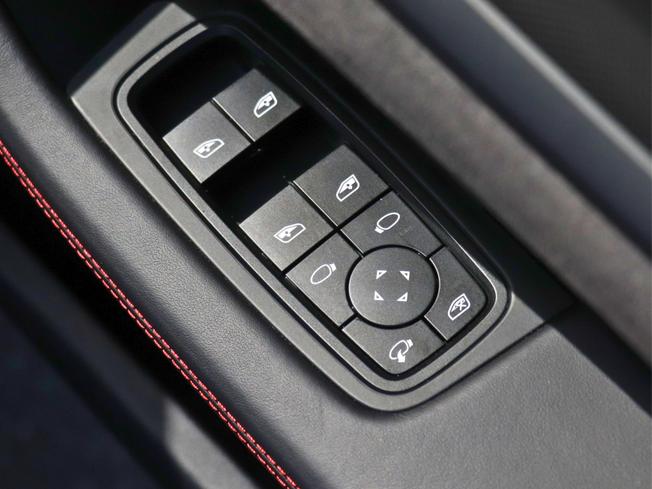 PORSCHE Taycan Photo 17