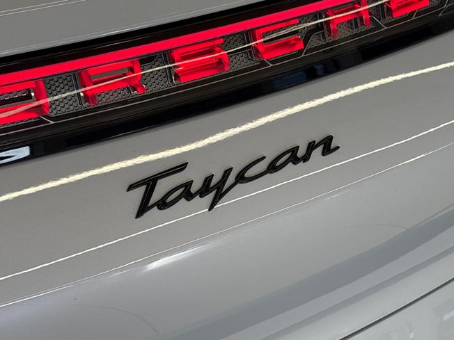 PORSCHE Taycan Photo 33