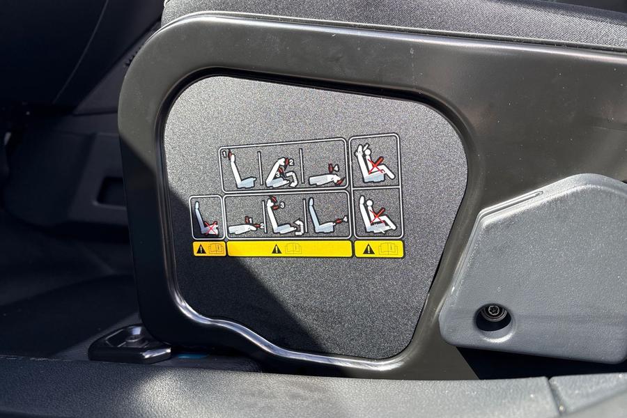 Ford E-TRANSIT COURIER Photo 8bc51a5c-4fb0-42ca-b231-018fb09d0083.jpg