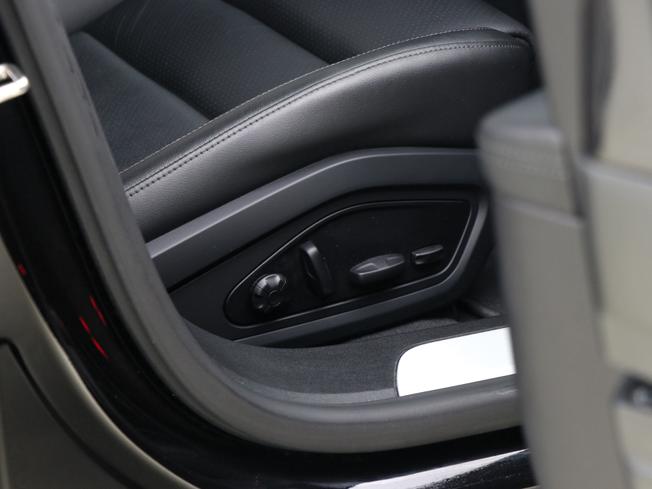 PORSCHE Taycan Photo 34