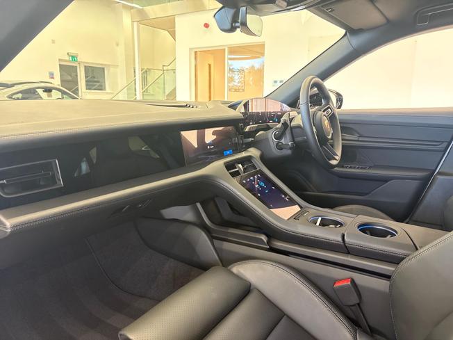 PORSCHE Taycan Photo 13