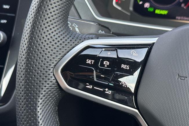 VOLKSWAGEN Tiguan Photo 16