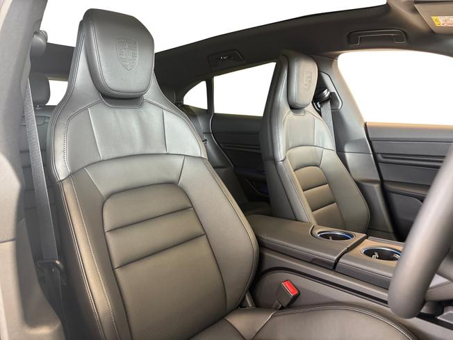 PORSCHE Taycan Photo 14