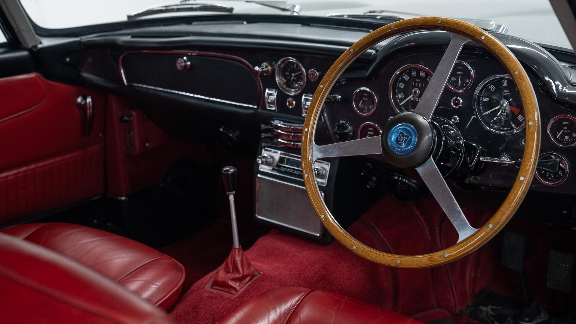Aston Martin DB5 Photo 8cc58a79-2511-4d0c-a97e-2c4c1df3f923.jpg