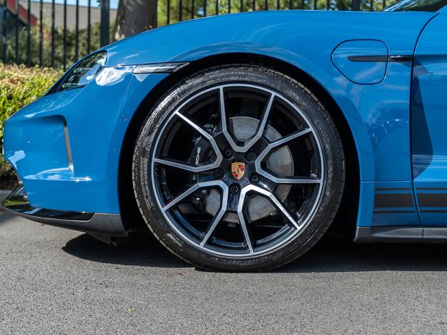 PORSCHE Taycan Photo 4