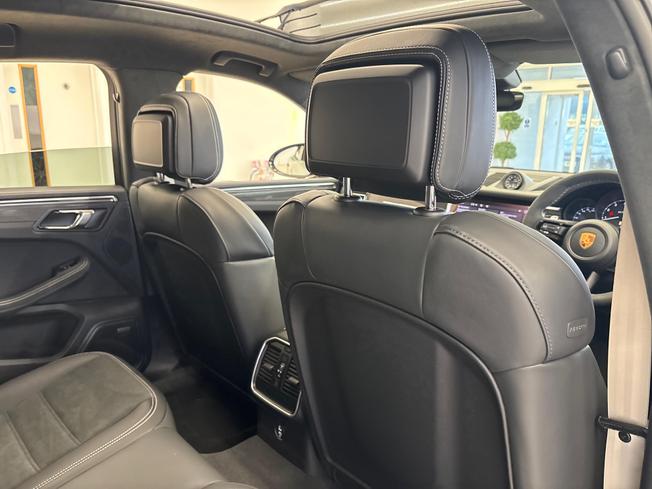 PORSCHE Macan Photo 49